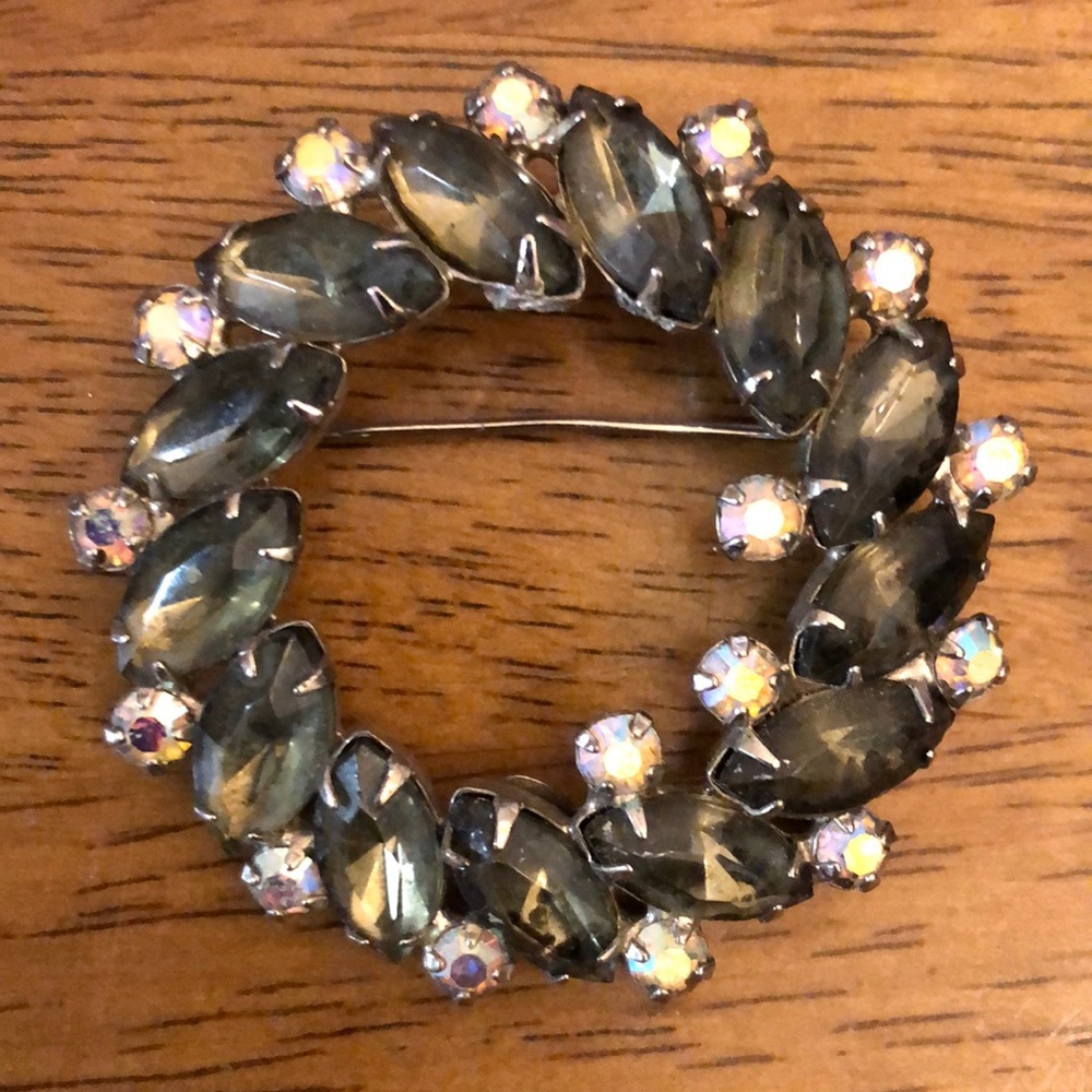 Garne Christmas Wreath Accented Brooch